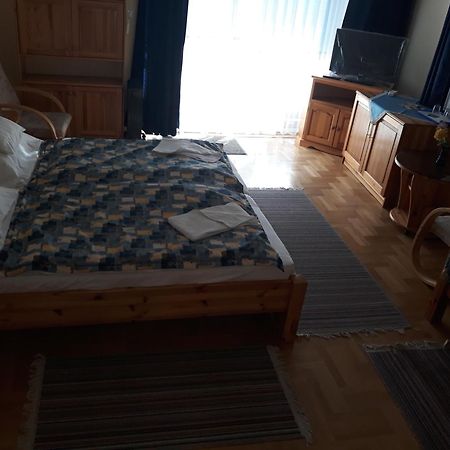 Kenezy Lux Apartman Vendeghaz ハイデゥソボスロー エクステリア 写真