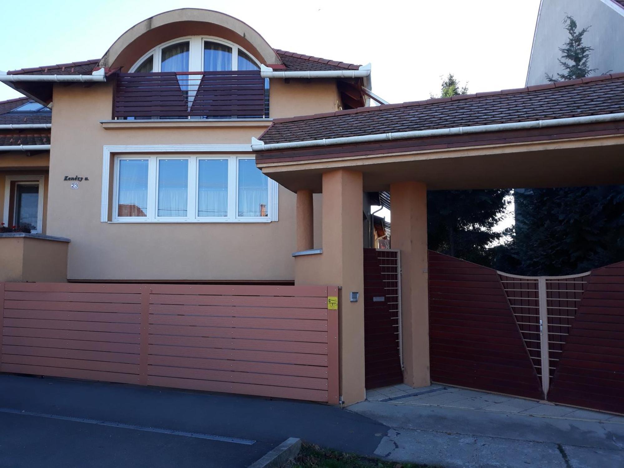Kenezy Lux Apartman Vendeghaz ハイデゥソボスロー エクステリア 写真