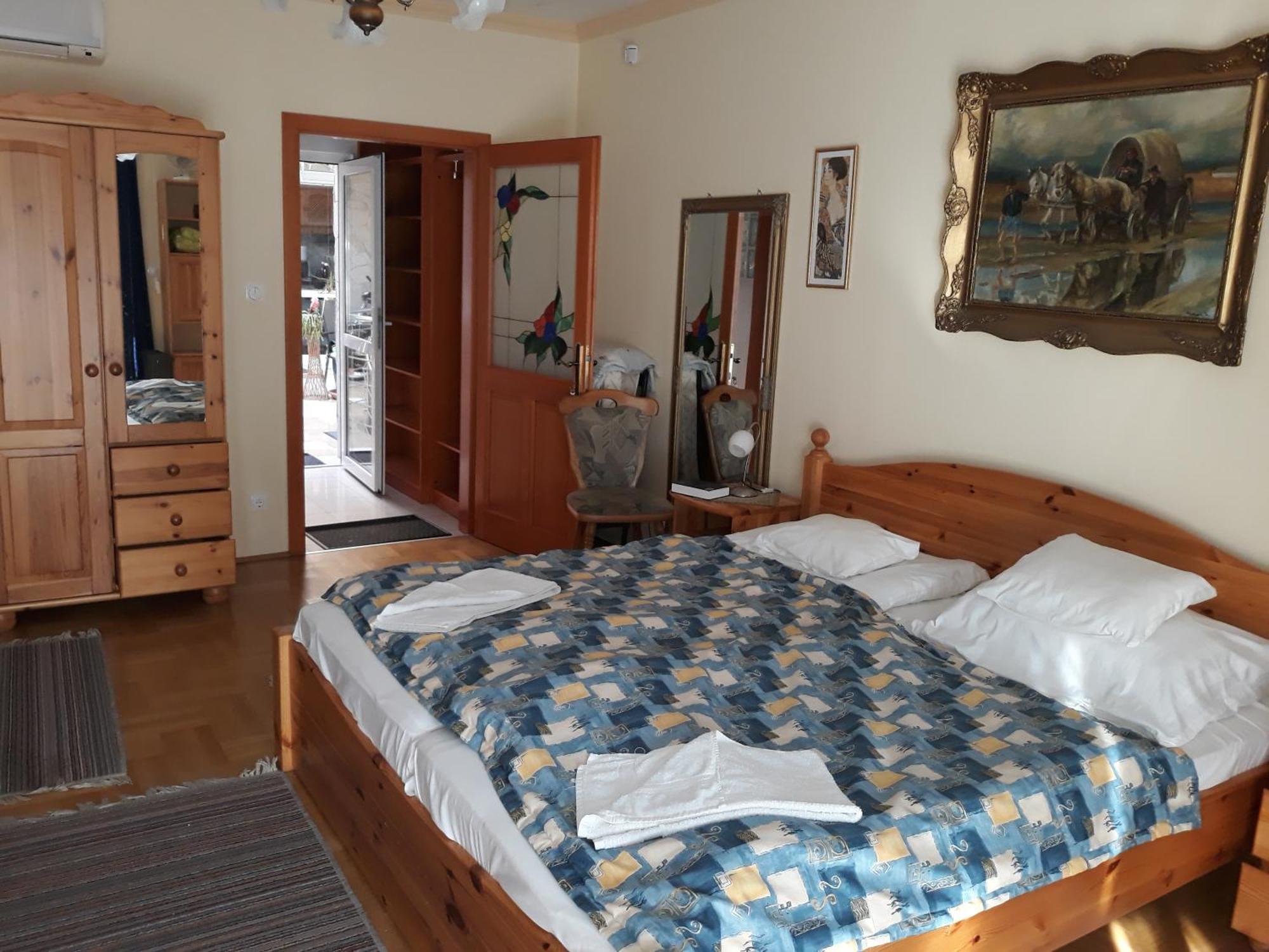 Kenezy Lux Apartman Vendeghaz ハイデゥソボスロー エクステリア 写真