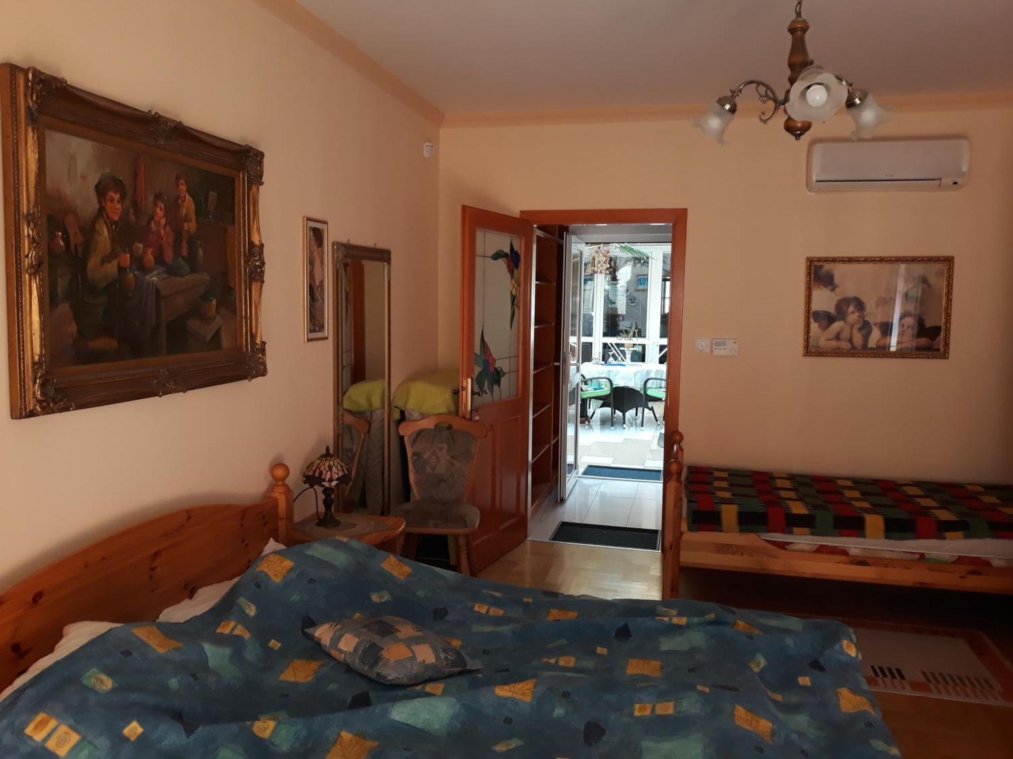 Kenezy Lux Apartman Vendeghaz ハイデゥソボスロー エクステリア 写真