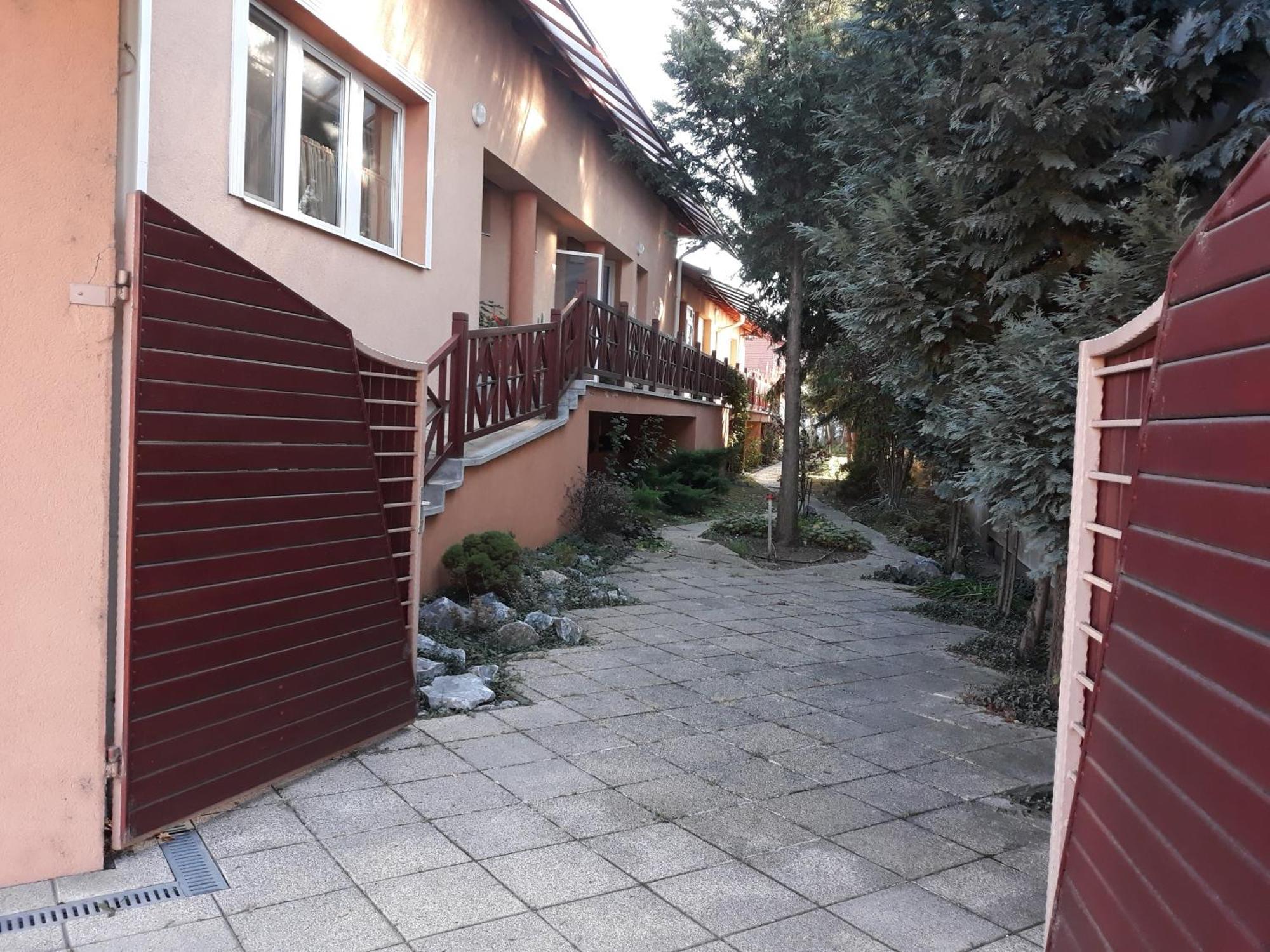 Kenezy Lux Apartman Vendeghaz ハイデゥソボスロー エクステリア 写真