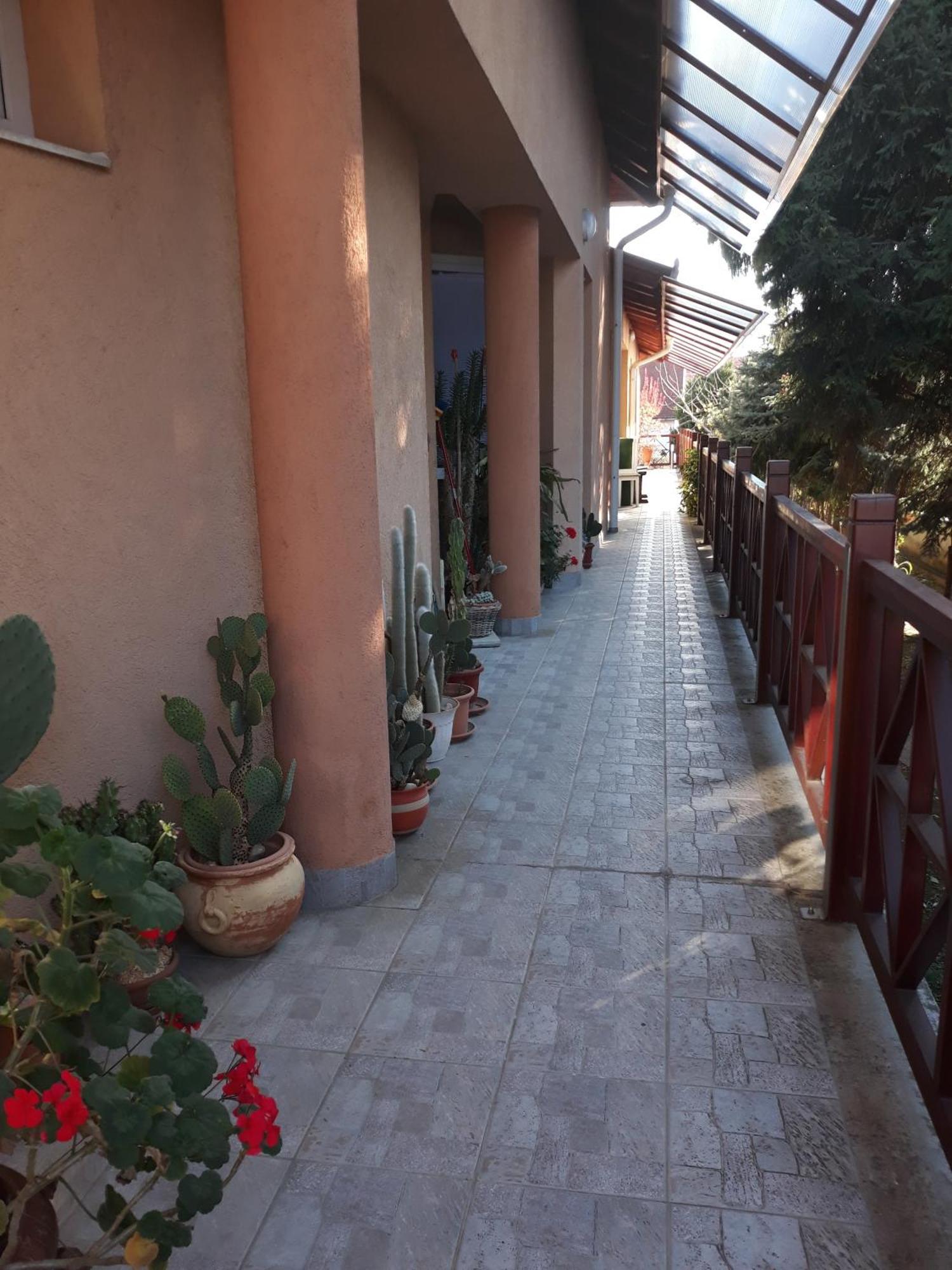 Kenezy Lux Apartman Vendeghaz ハイデゥソボスロー エクステリア 写真