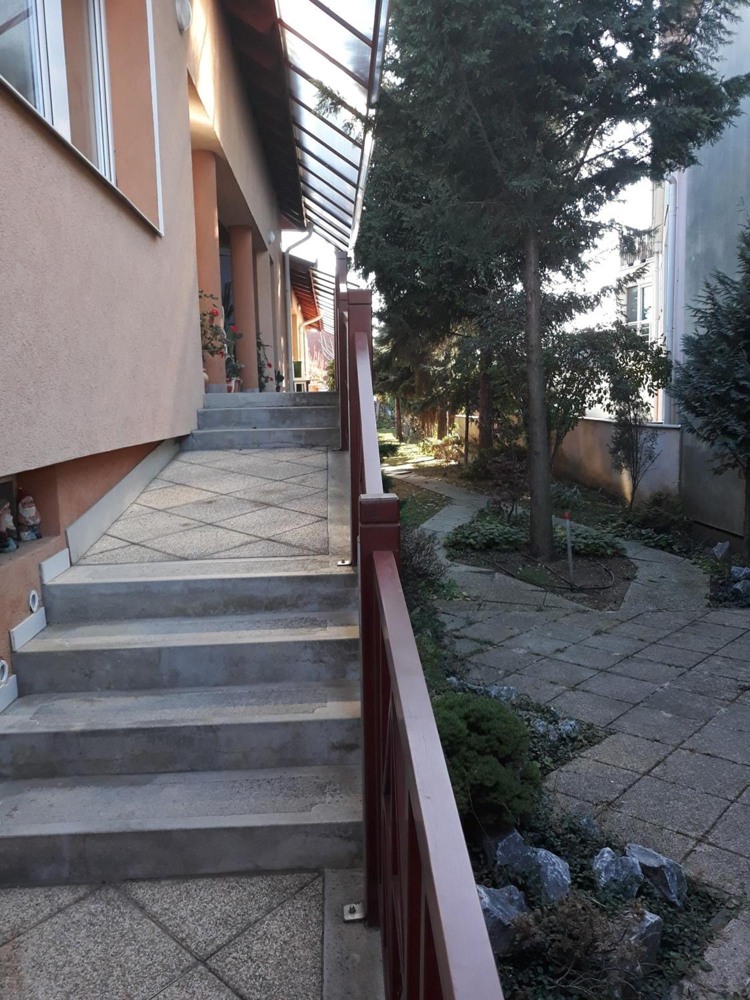 Kenezy Lux Apartman Vendeghaz ハイデゥソボスロー エクステリア 写真