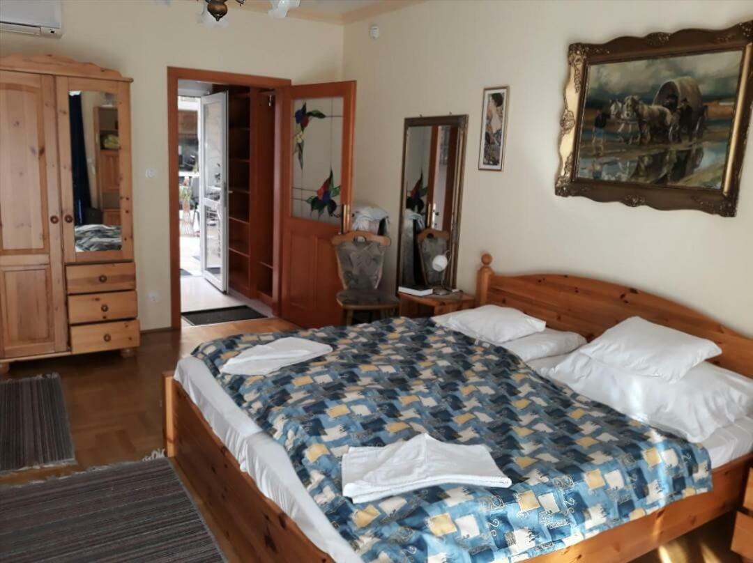 Kenezy Lux Apartman Vendeghaz ハイデゥソボスロー エクステリア 写真