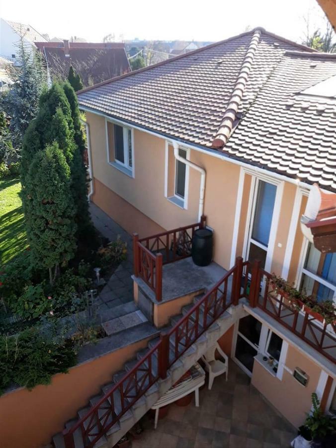 Kenezy Lux Apartman Vendeghaz ハイデゥソボスロー エクステリア 写真